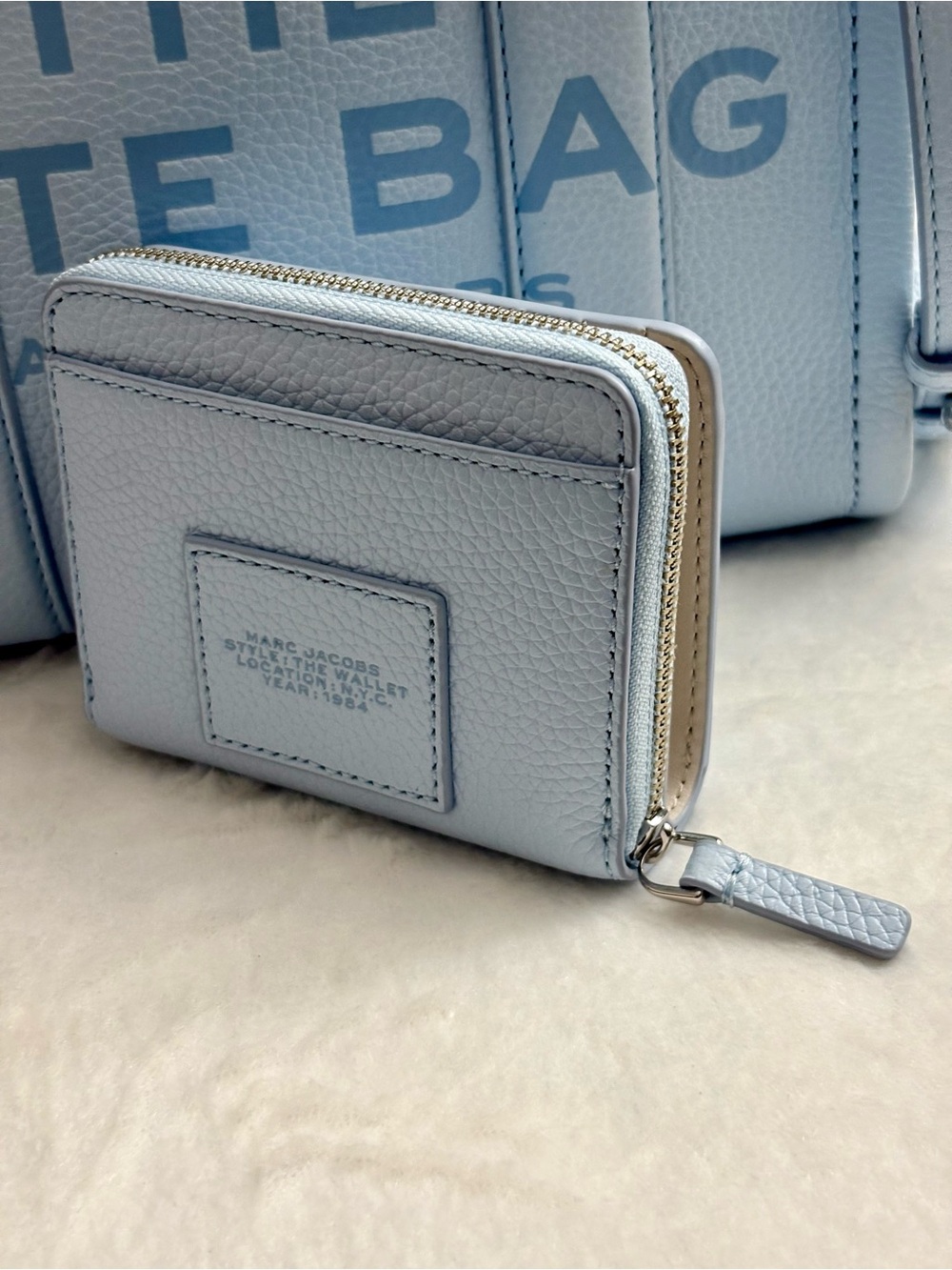 MARC JACOBS THE LEATHER SMALL TOTE BAG & MATCHING WALLET — CLOUD BLUE - Picture 9 of 16